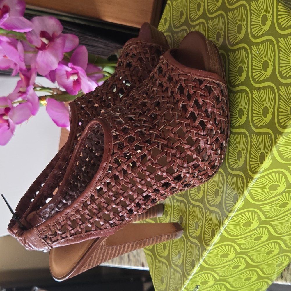 Antonio Melani Dillards Mesh Leather Peep Toe Stacked Platform Heels EUC - 7.5 M